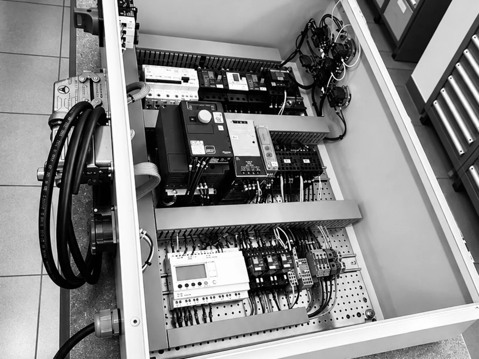 Coffret électrique câblé pour l'automatisation d'une presse