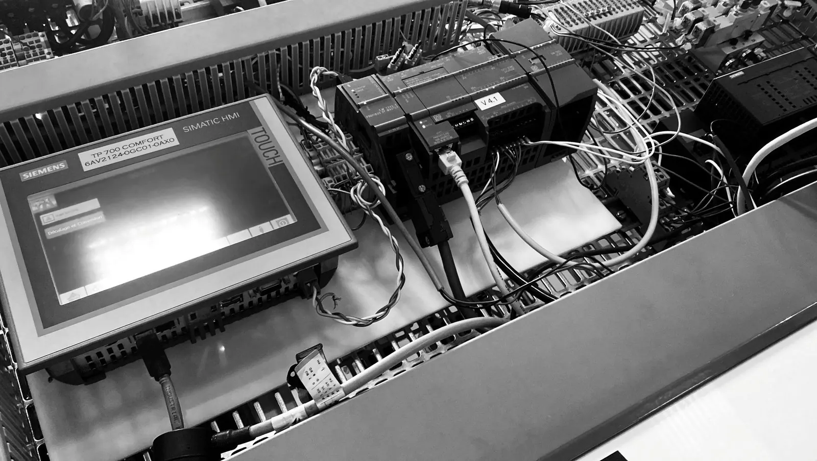 Automate Siemens et écran tactile HMI câblés par NOMACh